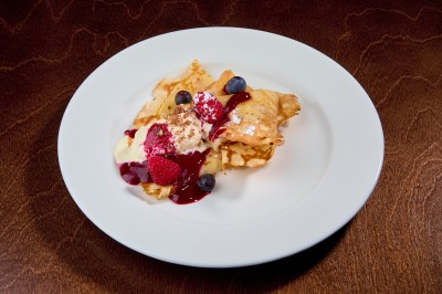 Блины с ванильным мороженым с ягодным соусом