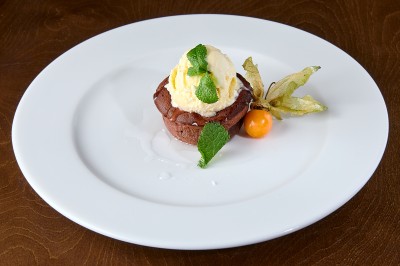 Фондан с мороженым и сиропом