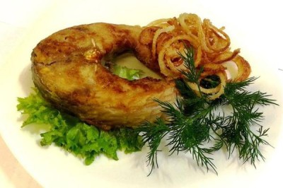 Стэйк сазана под луковыми кольцами